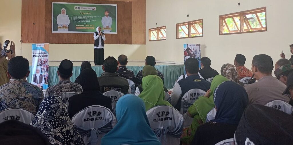 Pemprov Jatim Kucurkan Rp602 Juta Bansos & Kirim Logistik via KRI Surabaya ke Pulau Bawean