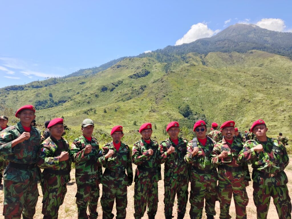 KOKAM Cerme Teguhkan Semangat Kebersamaan di Puncak Gunung Pundak