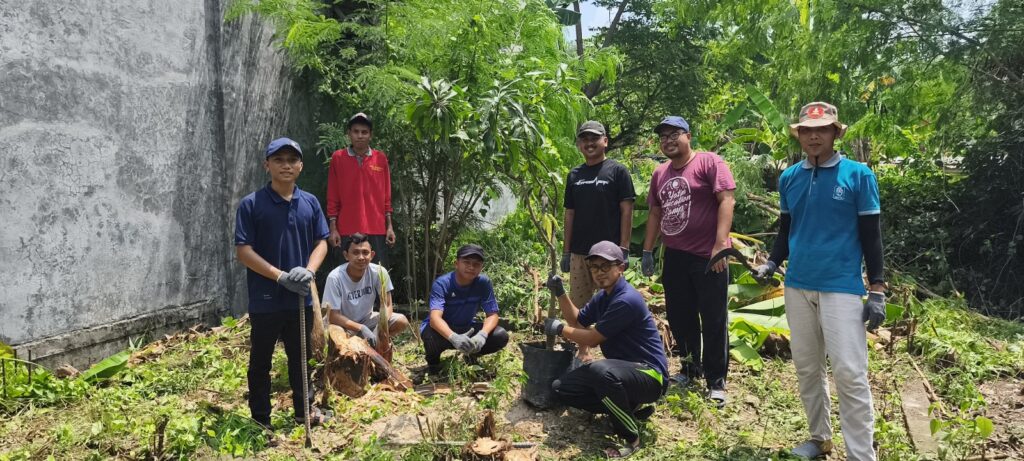 Hijaukan Gedung Dakwah, Pemuda Muhammadiyah Sidayu Tanam Harapan Bersama LAZISMU