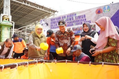 Gubernur Jawa Timur Khofifah Indah Parawansan dan Bupati Lamongan