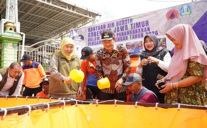Gubernur Jawa Timur Khofifah Indah Parawansan dan Bupati Lamongan