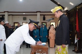 Bupati Lamongan Saat Melantik Pejabat baru