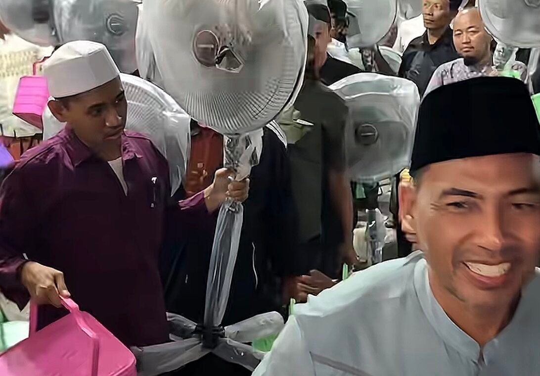 Warga Membawa kipas Angin