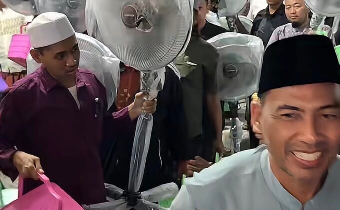 Warga Membawa kipas Angin