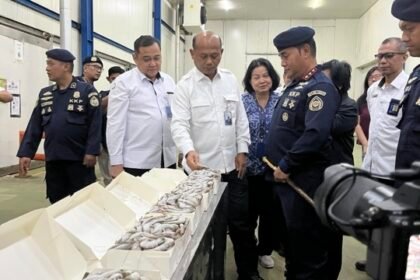 Dirjen PSDKP KKP Pung Nugroho didampingi pejabat KKP Saat konferensi pers usai melakukan penyegelan komoditas perikanan Impor Udang Vaname di PT BMI Lamongan