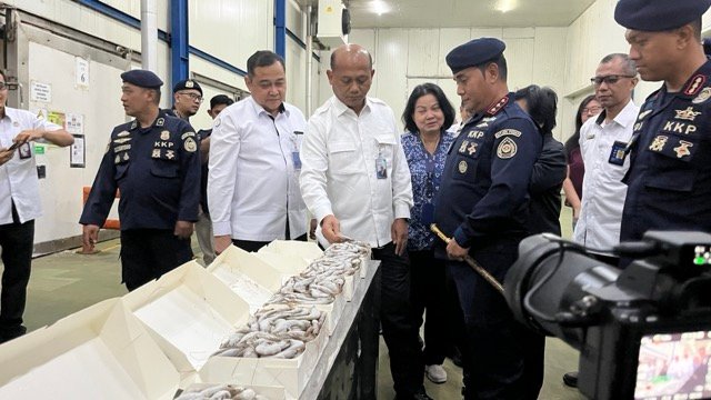 Dirjen PSDKP KKP Pung Nugroho didampingi pejabat KKP Saat konferensi pers usai melakukan penyegelan komoditas perikanan Impor Udang Vaname di PT BMI Lamongan
